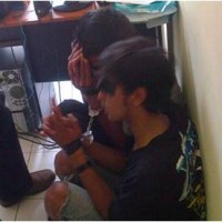 Dua pengedar obat terlarang saat menjalani pemeriksaan di Mapolres Kuningan.
